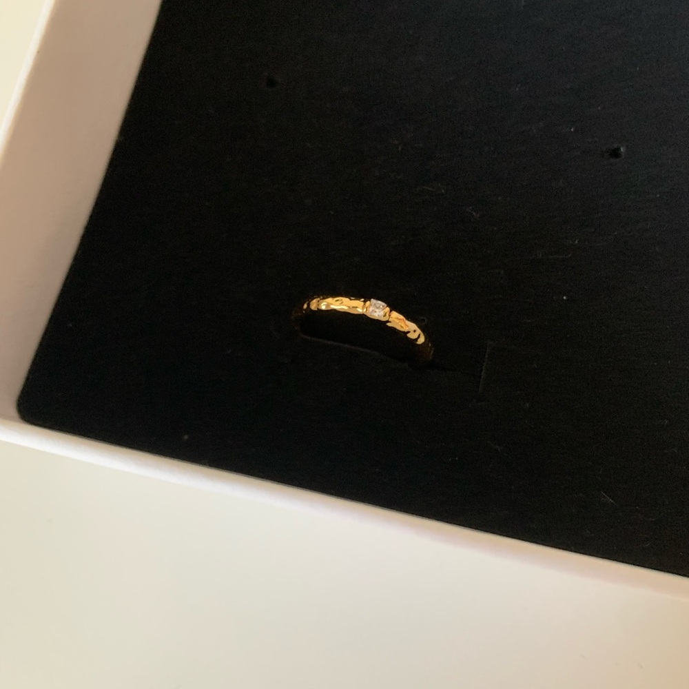 Simple Retro Gold Band Ring with Center Stone